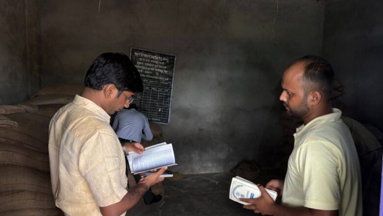 रामगढ़वा में राशन दुकानों पर एसडीओ की छापेमारी, कई अनियमितताएं मिलीं