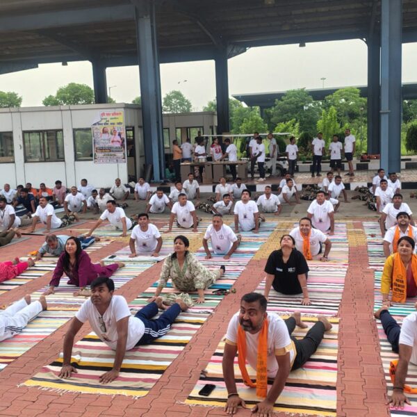 विश्व योग दिवस पर आईसीपी परिसर में गूंजी योग की ध्वनि, सैकड़ों लोगों ने किया सामूहिक योगाभ्यास