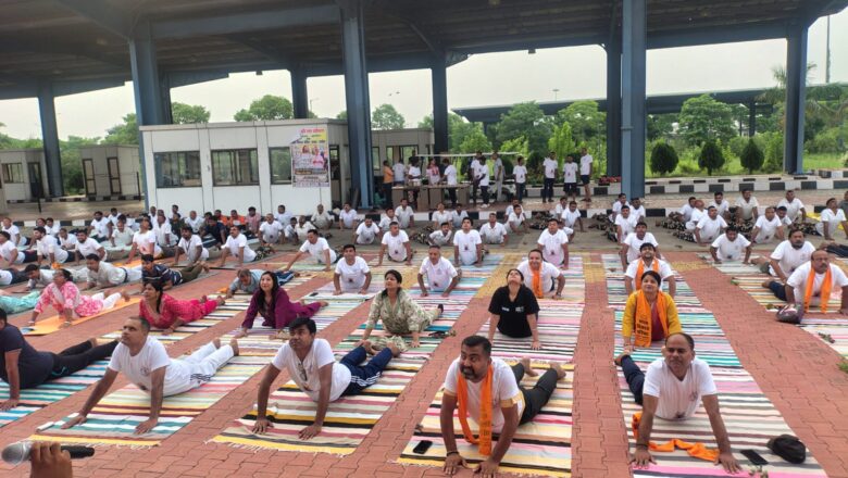 विश्व योग दिवस पर आईसीपी परिसर में गूंजी योग की ध्वनि, सैकड़ों लोगों ने किया सामूहिक योगाभ्यास