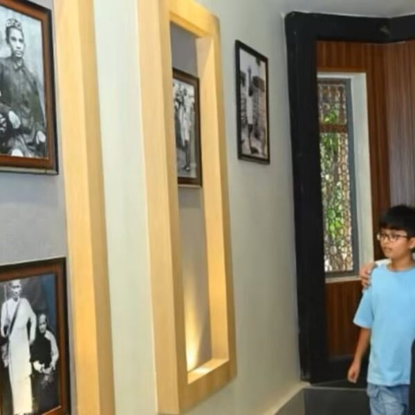 पूर्वी चंपारण से विदाई के क्षणों में डीएम सौरभ जोरवाल ने बच्चों को कराया गांधी विरासत का परिचय, गांधी संग्रहालय का किया भ्रमण