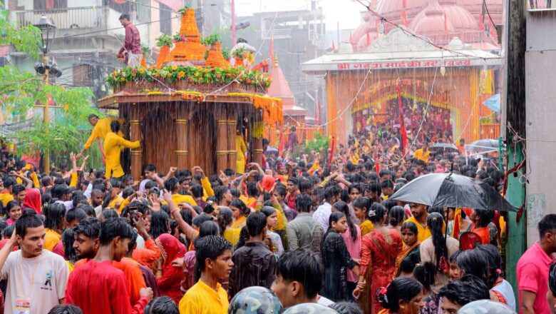 बारिश भी नहीं रोक सकी श्रद्धालुओं की आस्था, वीरगंज में निकली मां गहवामाई की भव्य चौथी रथयात्रा