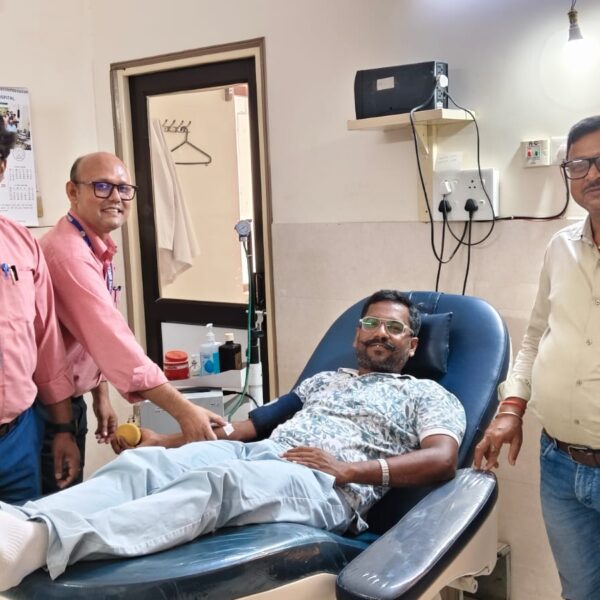 रक्तवीर रवि मस्कारा का डंकन अस्पताल में सम्मान, 50 स्वैच्छिक रक्तदान पूरे होने पर मिला प्रशस्ति पत्र