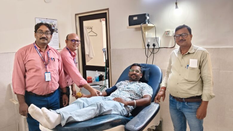रक्तवीर रवि मस्कारा का डंकन अस्पताल में सम्मान, 50 स्वैच्छिक रक्तदान पूरे होने पर मिला प्रशस्ति पत्र