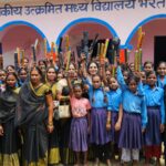 भरतमही में 100 छात्राओं को मिले छाते, पार्वती तिवारी ने कहा- बेटियों की राह आसान करना ही सेवा