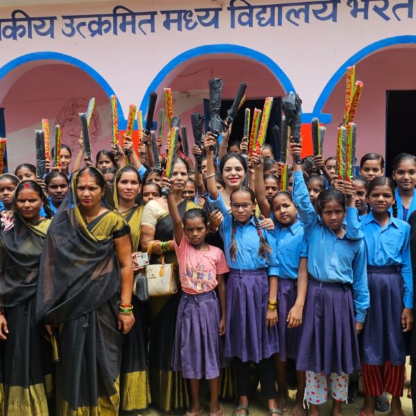 भरतमही में 100 छात्राओं को मिले छाते, पार्वती तिवारी ने कहा- बेटियों की राह आसान करना ही सेवा
