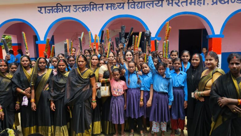 भरतमही में 100 छात्राओं को मिले छाते, पार्वती तिवारी ने कहा- बेटियों की राह आसान करना ही सेवा