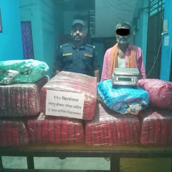 पर्सा में 105 किलो गांजा के साथ भारतीय नागरिक गिरफ्तार,सोनवर्षा में खेत के पास बोरा लेकर जा रहा था संदिग्ध, तलाशी में मिला भारी मात्रा में मादक पदार्थ