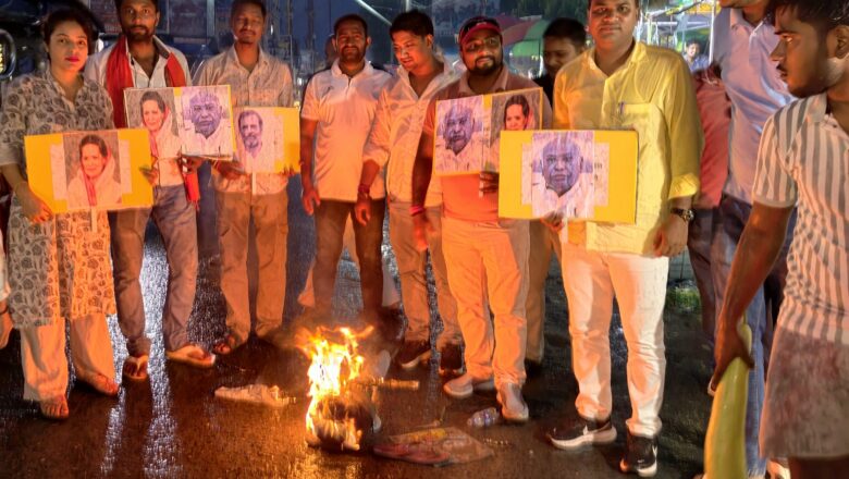 राष्ट्रगान-राष्ट्रगीत के कथित अनादर पर भाजयुमो का आक्रोश, रक्सौल में कांग्रेस नेताओं का पुतला दहन