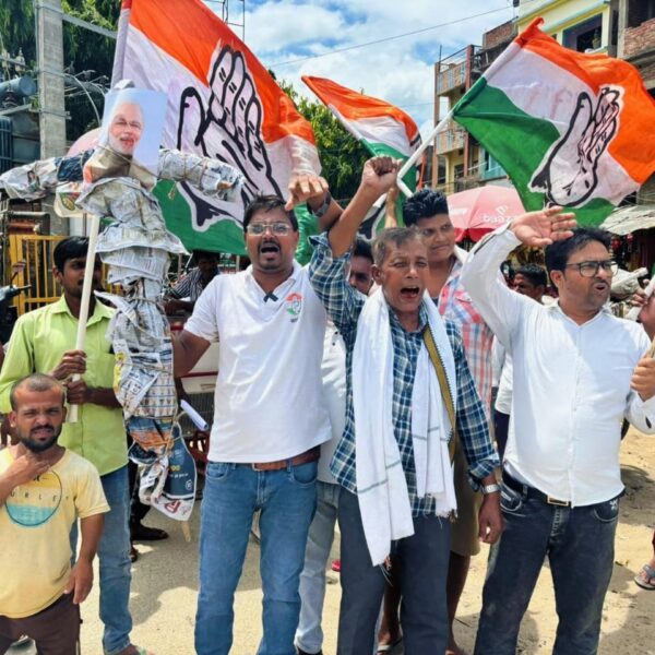 राहुल गांधी पर FIR के खिलाफ रक्सौल में गरजे कांग्रेसी, PM-HM का फूंका पुतला; विरोध में निकाला सांकेतिक मार्च