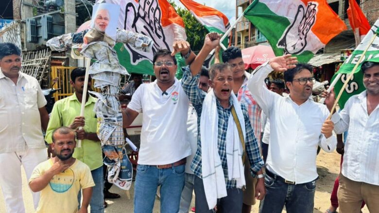 राहुल गांधी पर FIR के खिलाफ रक्सौल में गरजे कांग्रेसी, PM-HM का फूंका पुतला; विरोध में निकाला सांकेतिक मार्च