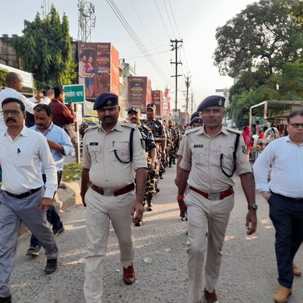 विजयादशमी व नवरात्र को लेकर भारत-नेपाल सीमा पर हाई अलर्ट: रक्सौल में प्रशासन का भव्य फ्लैग मार्च, लोगों में जगाया सुरक्षा का भरोसा