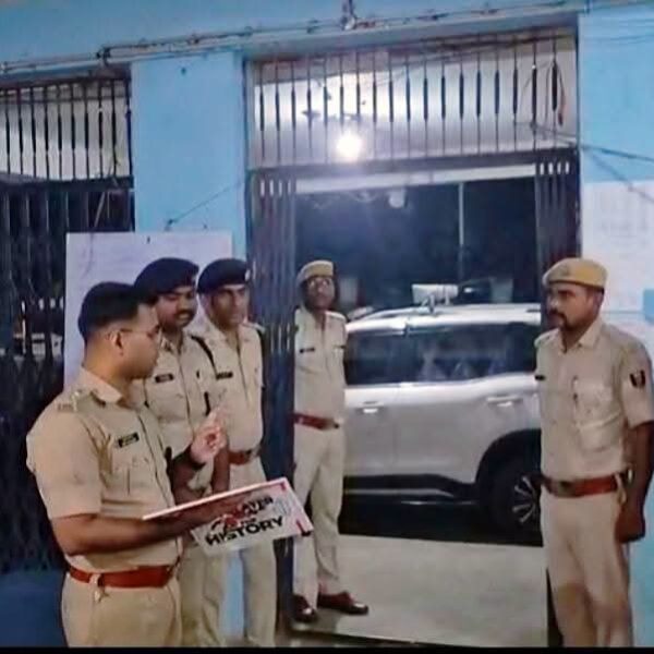 दीपावली-छठ को लेकर सीमावर्ती क्षेत्र में बढ़ी सतर्कता, एसपी स्वर्ण प्रभात ने लिया सुरक्षा व्यवस्था का जायजा
