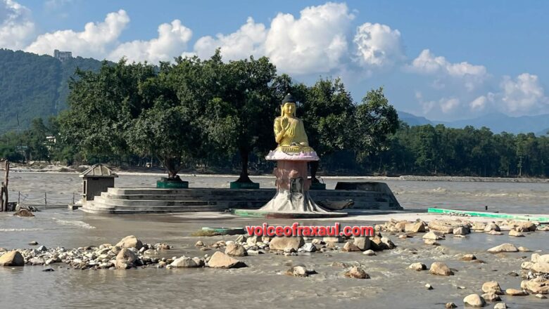 सैलाब उतरा: जलस्तर का पैमाना बनी चितवन की बुद्ध प्रतिमा, 20 फीट गहरी नींव के कारण सुरक्षित